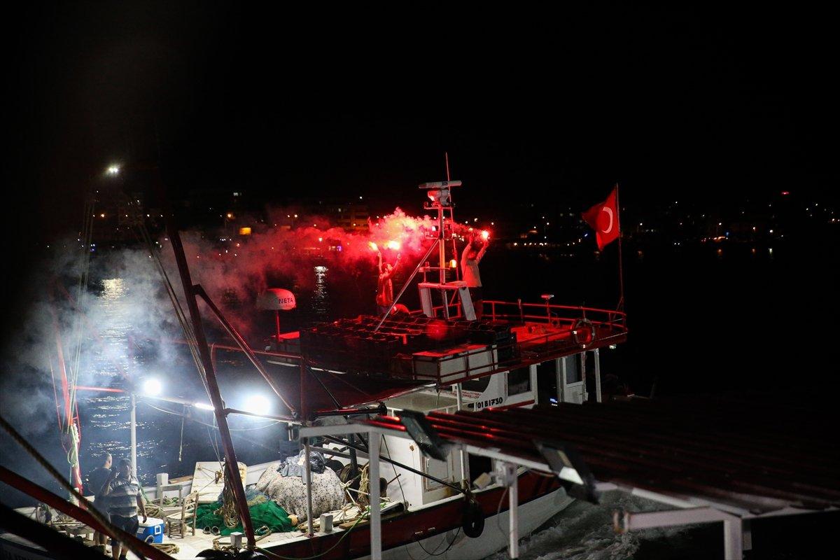 Akdenizli balıkçılar, ağlarını atmak için denize açıldı