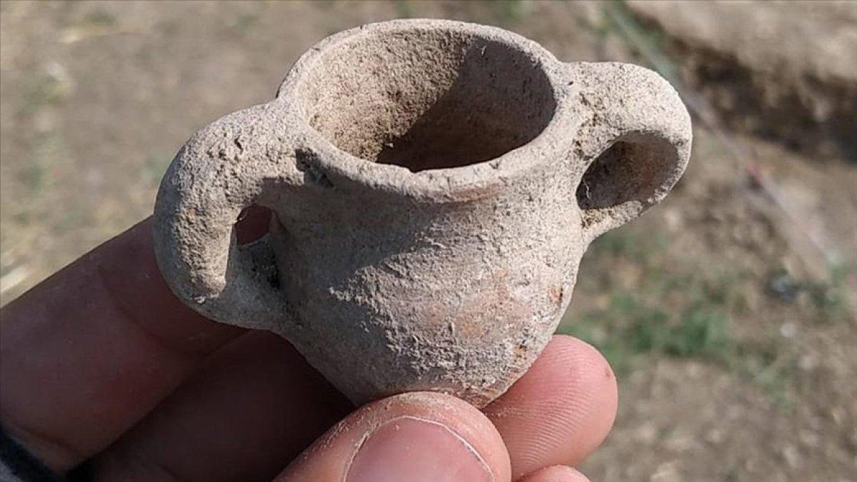 Bathonea kazılarında 1600 yıllık hokka ve divit bulundu