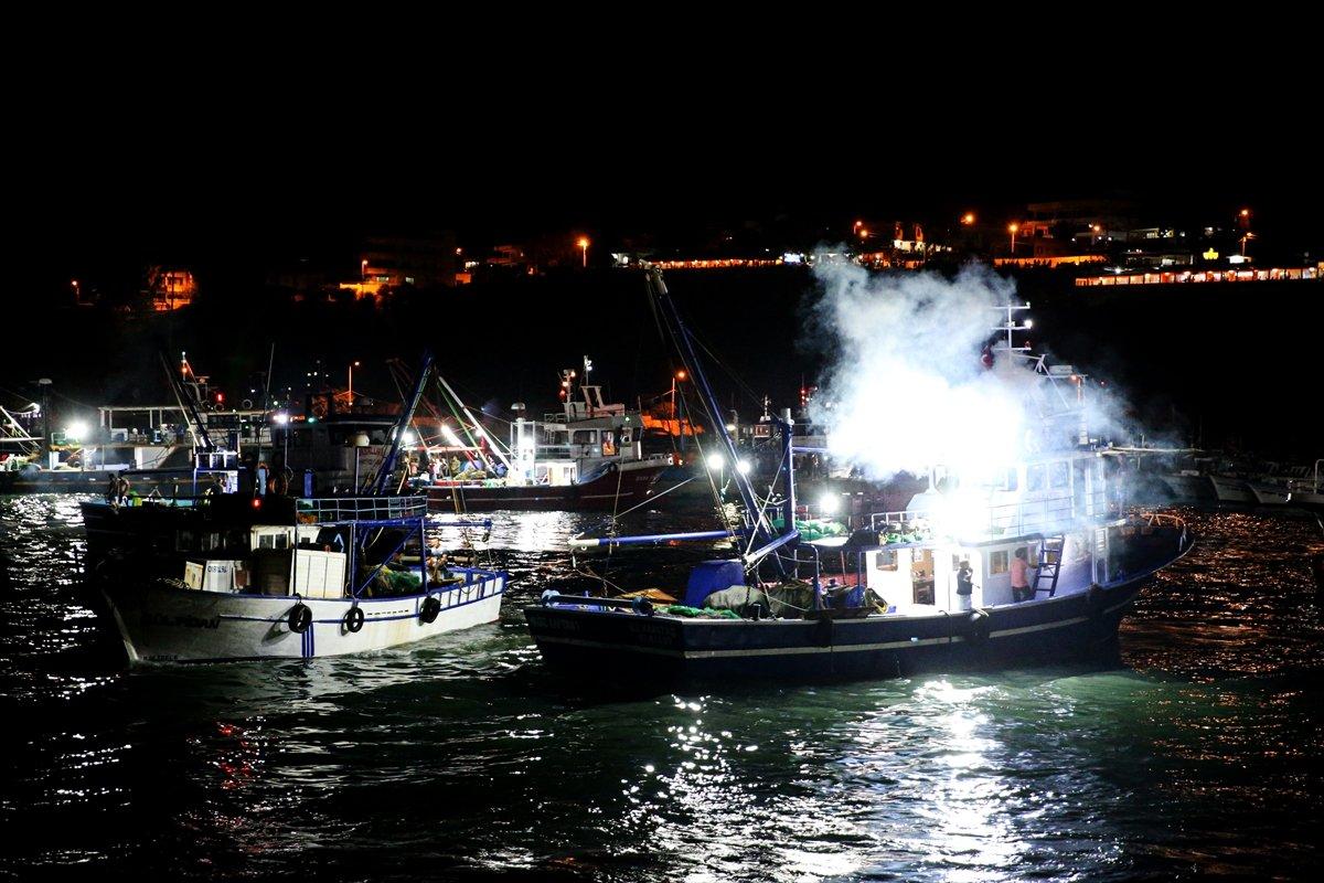 Akdenizli balıkçılar, ağlarını atmak için denize açıldı