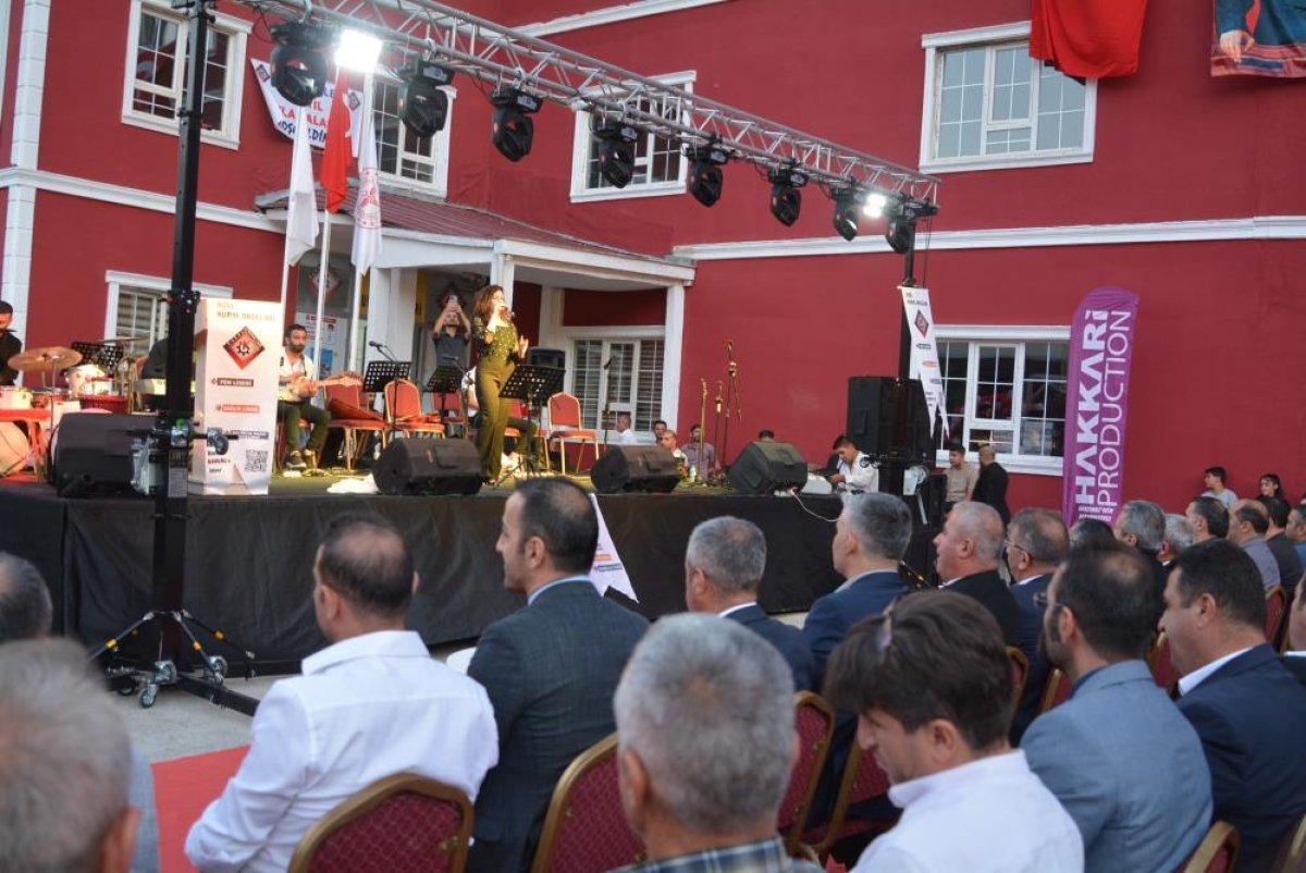 Hakkari'de konser veren Tıvorlu İsmail'e sevgi seli