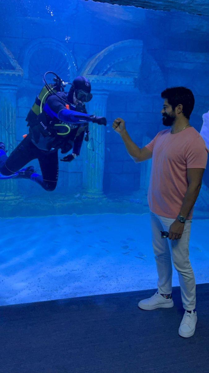 Burak Özçivit, Özbekistan’da balmumu heykeli ile buluştu