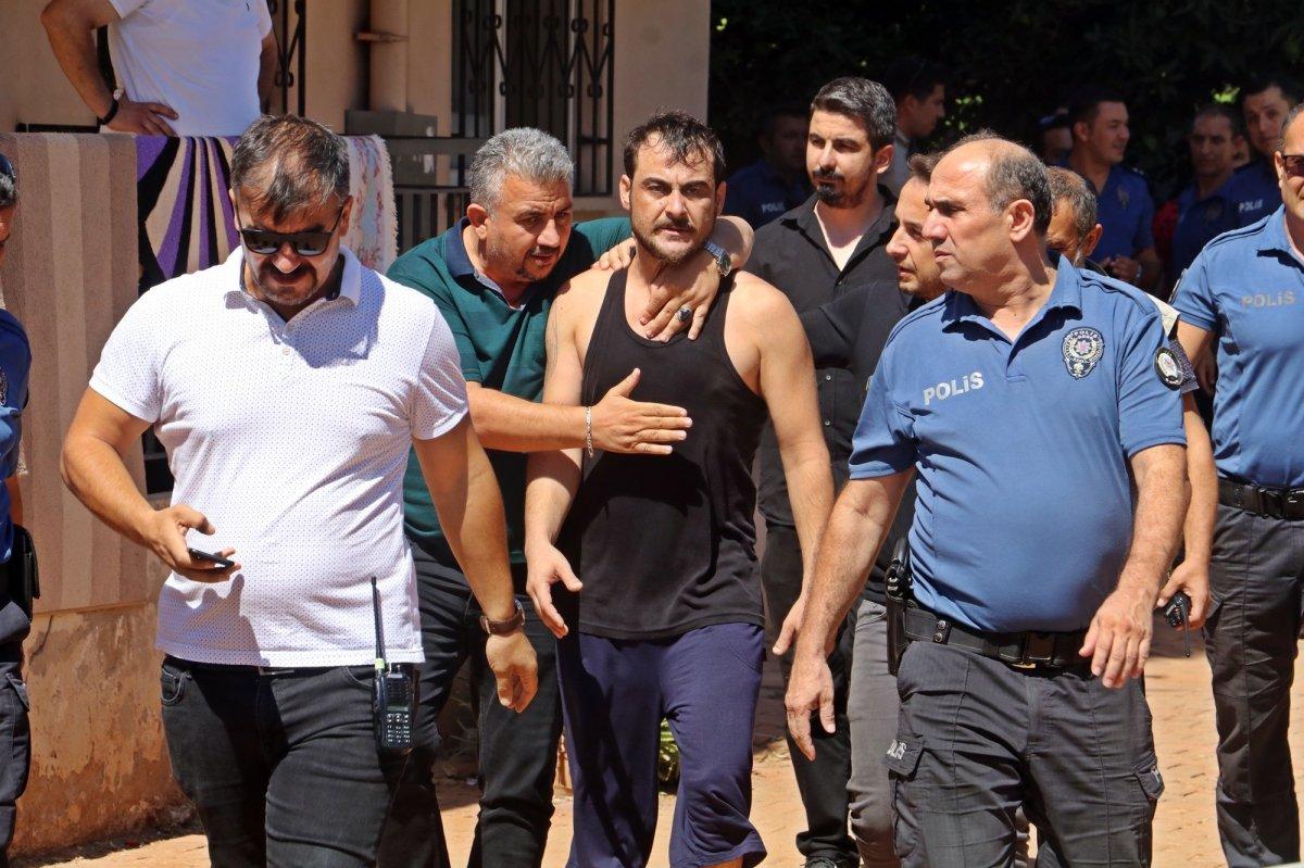 Antalya'da eşi ve çocuklarını ekmek bıçağıyla rehin aldı