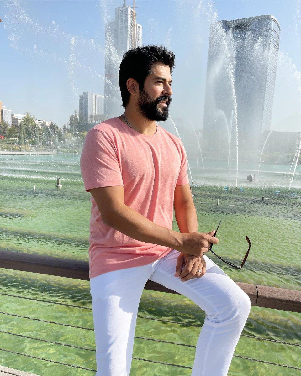 Burak Özçivit, Özbekistan’da balmumu heykeli ile buluştu