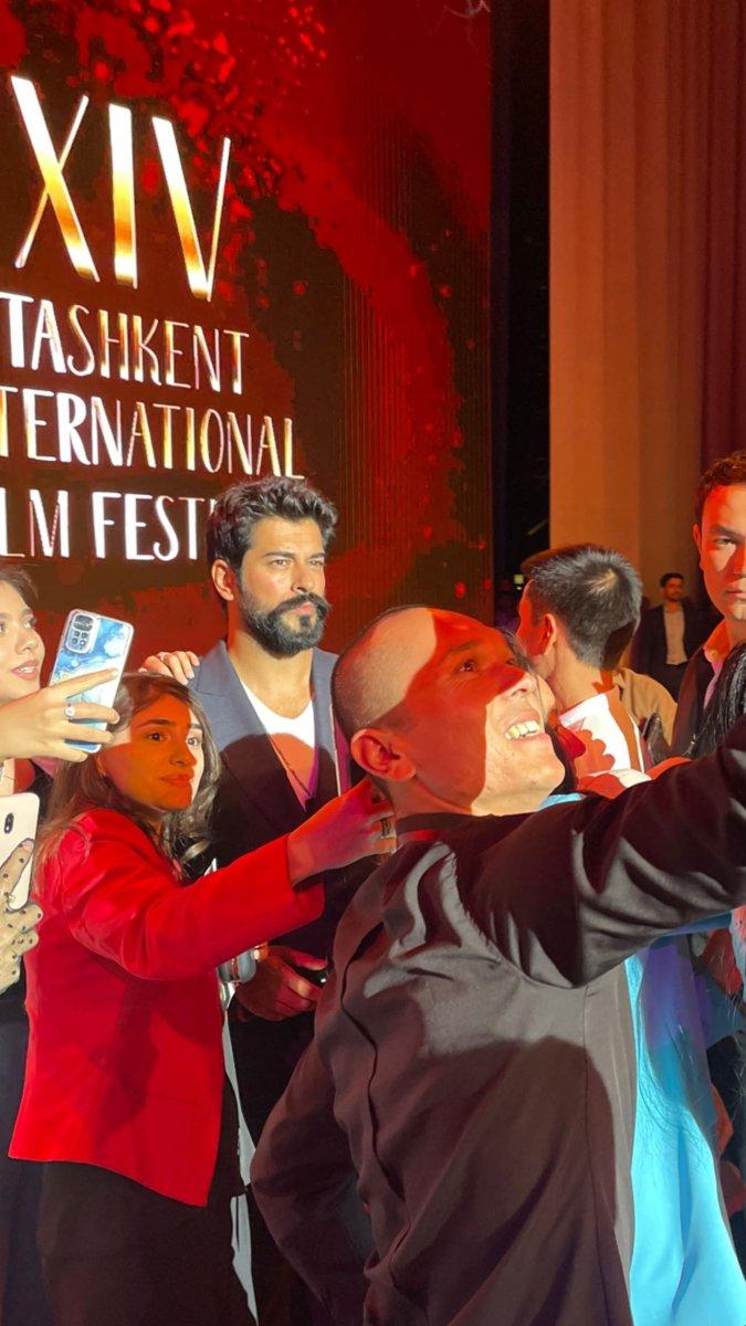 Burak Özçivit, Özbekistan’da balmumu heykeli ile buluştu