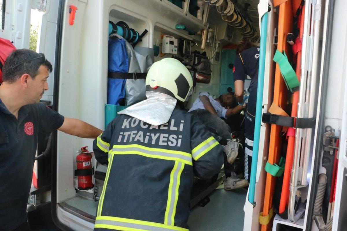 Kocaeli'de hırsız çalmak istediği demirlere elini sıkıştırdı