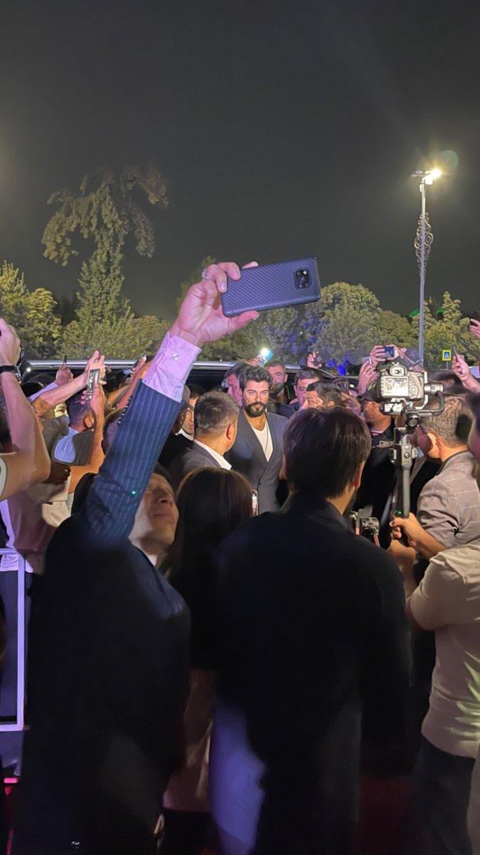 Burak Özçivit, Özbekistan’da balmumu heykeli ile buluştu