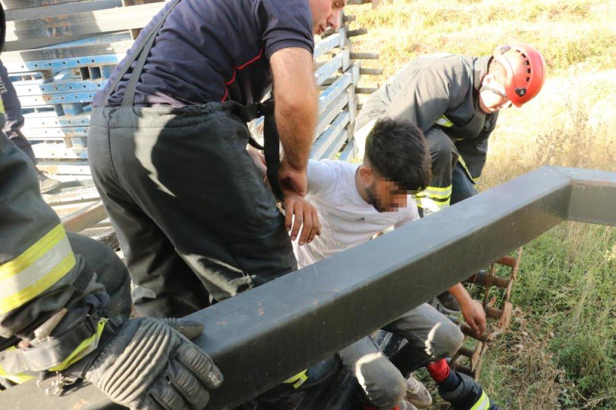 Kocaeli'de hırsız çalmak istediği demirlere elini sıkıştırdı