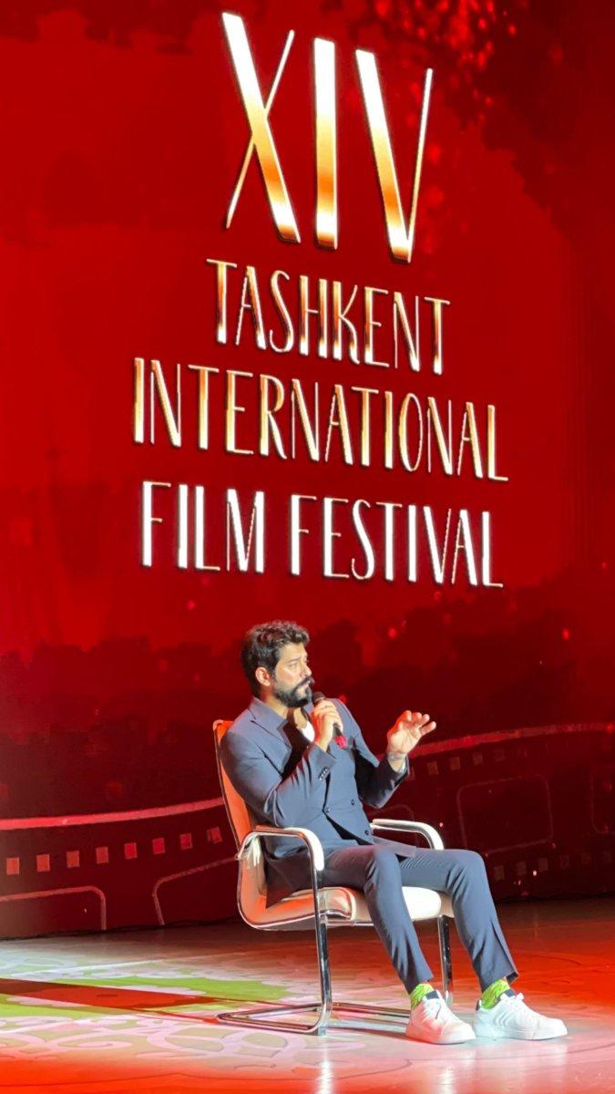 Burak Özçivit, Özbekistan’da balmumu heykeli ile buluştu