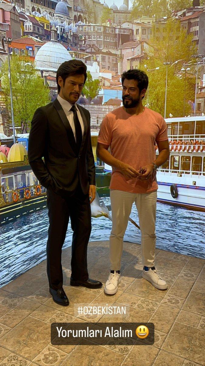 Burak Özçivit, Özbekistan’da balmumu heykeli ile buluştu