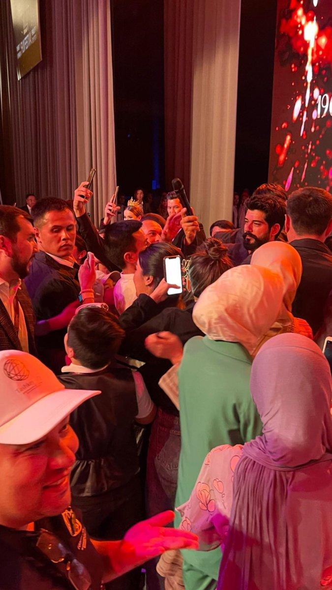 Burak Özçivit, Özbekistan’da balmumu heykeli ile buluştu