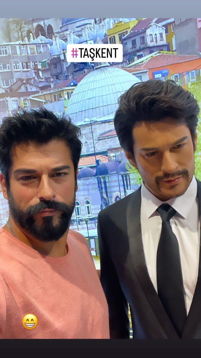 Burak Özçivit, Özbekistan’da balmumu heykeli ile buluştu