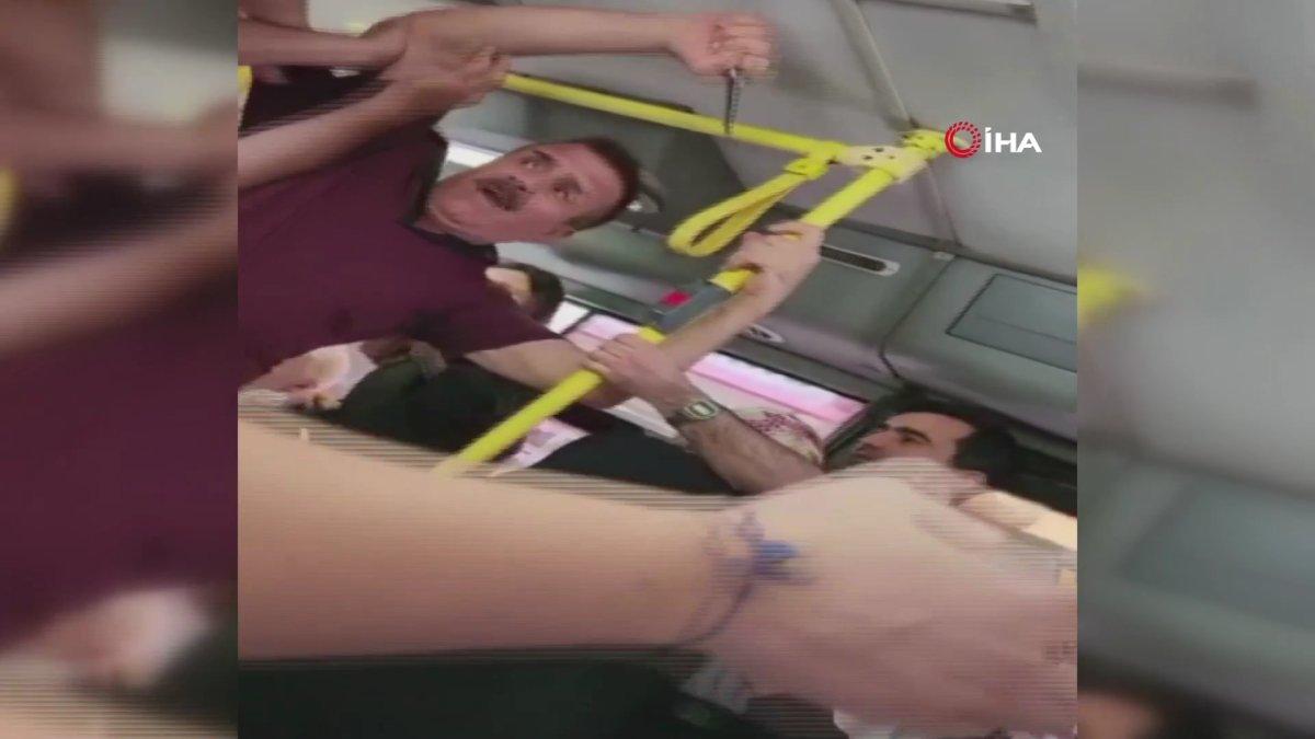 Fatih’te otobüste ayağına basılan şahıs bıçakla dehşet saçtı