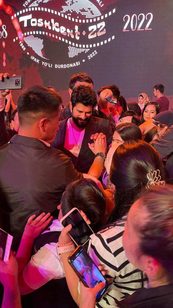 Burak Özçivit, Özbekistan’da balmumu heykeli ile buluştu