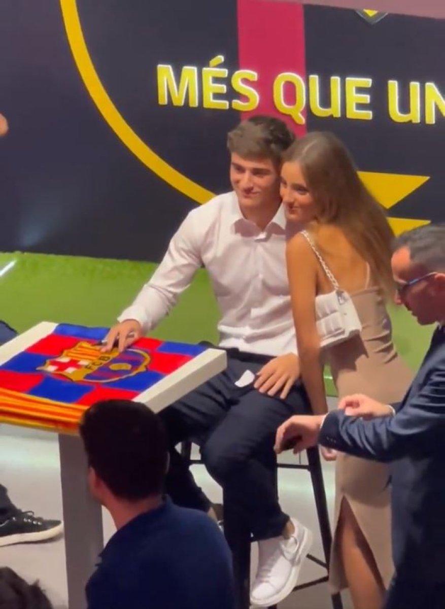 Kadın taraftar Gavi'ye telefon numarasını verdi