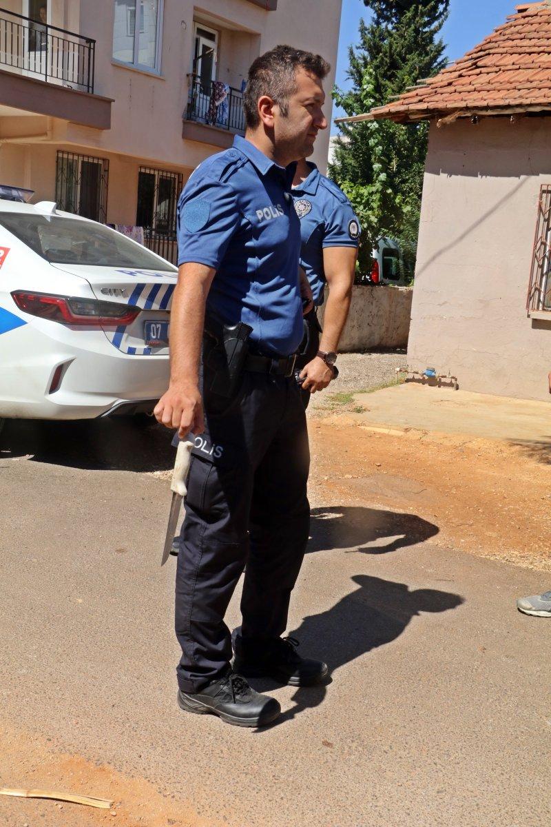 Antalya'da eşi ve çocuklarını ekmek bıçağıyla rehin aldı