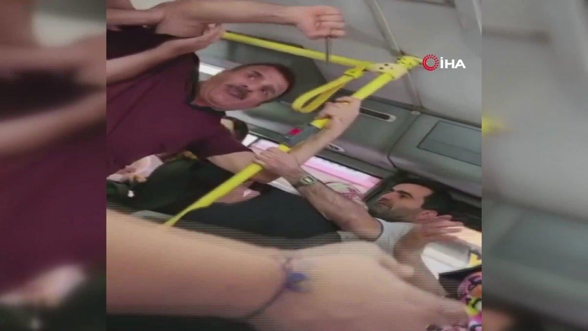 Fatih’te otobüste ayağına basılan şahıs bıçakla dehşet saçtı