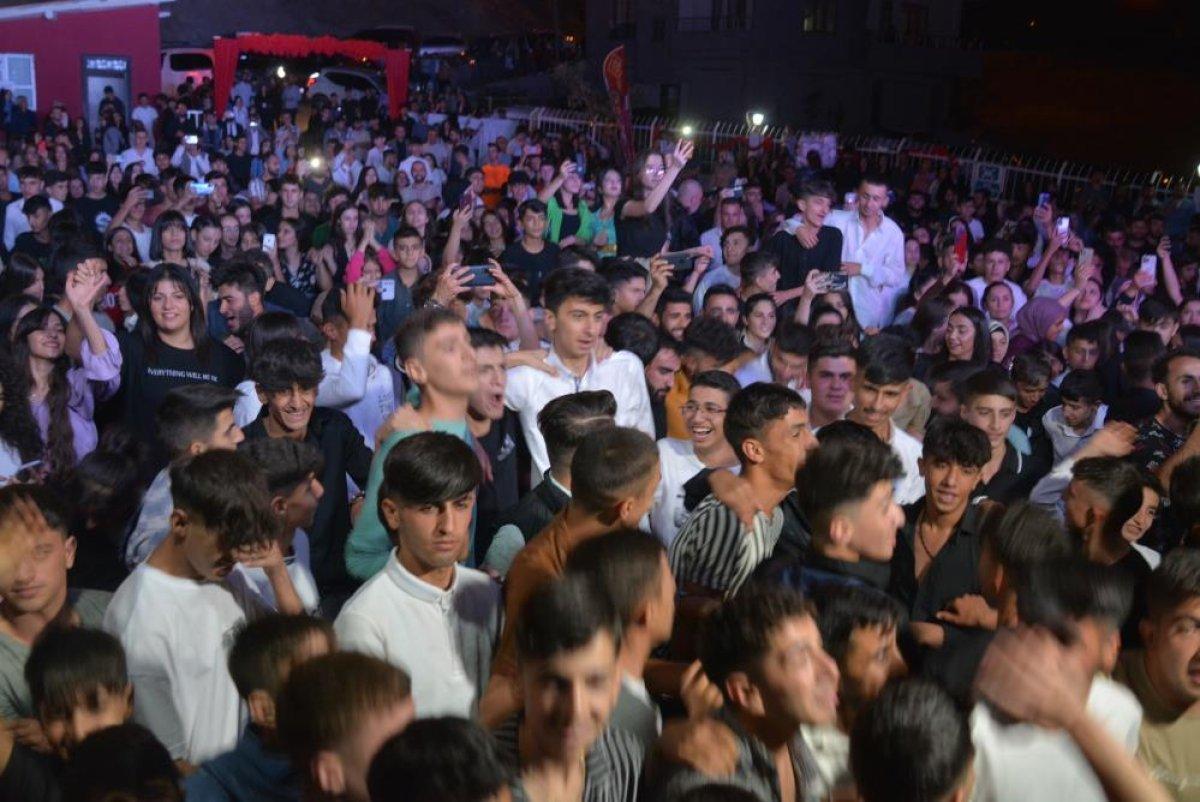 Hakkari'de konser veren Tıvorlu İsmail'e sevgi seli