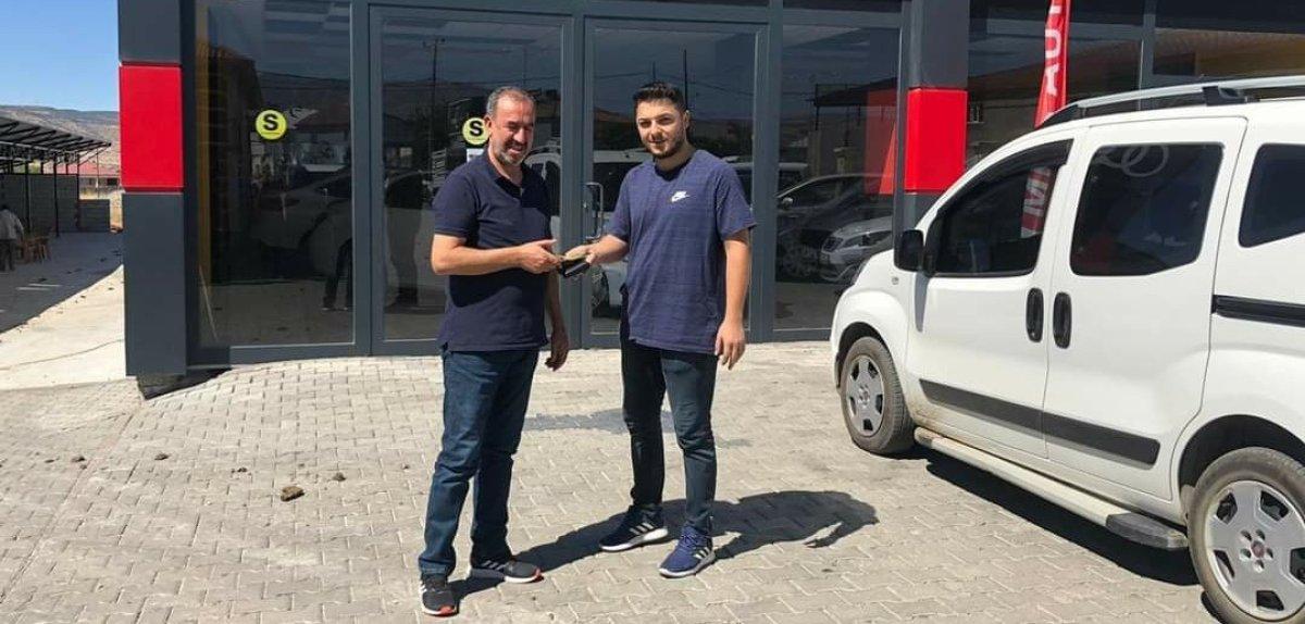 Elazığ'da kaybettiği çantayı kendisine getiren görevliyi ödüllendirdi