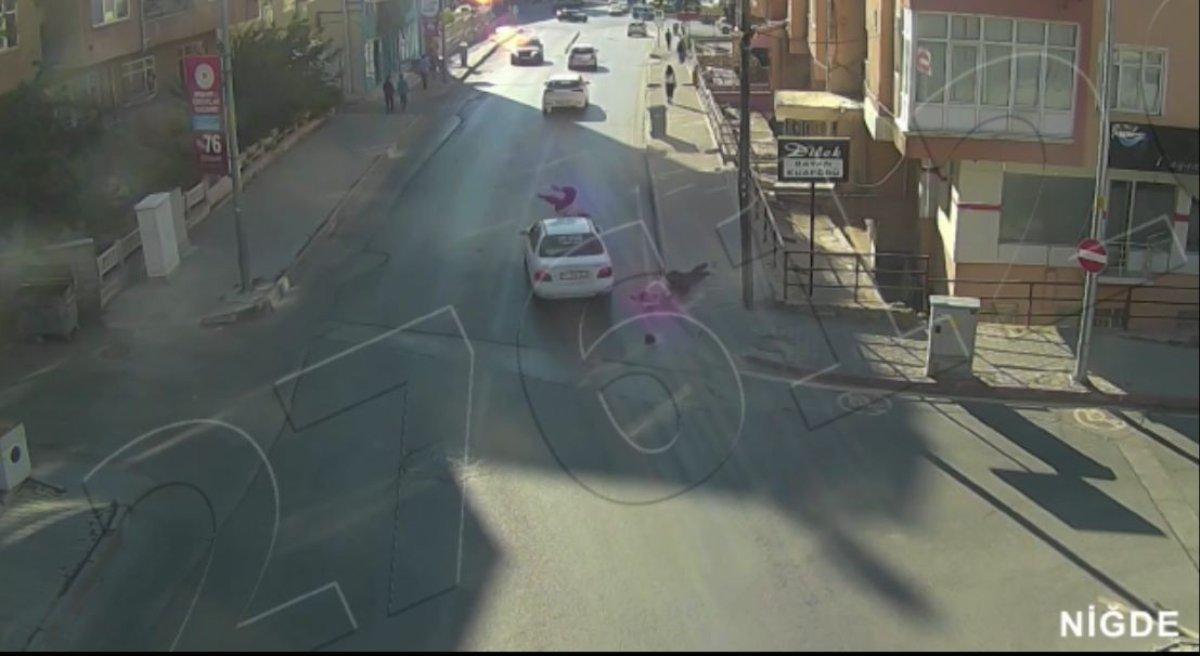 Niğde'de otomobilin çarptığı kadın metrelerce sürüklendi