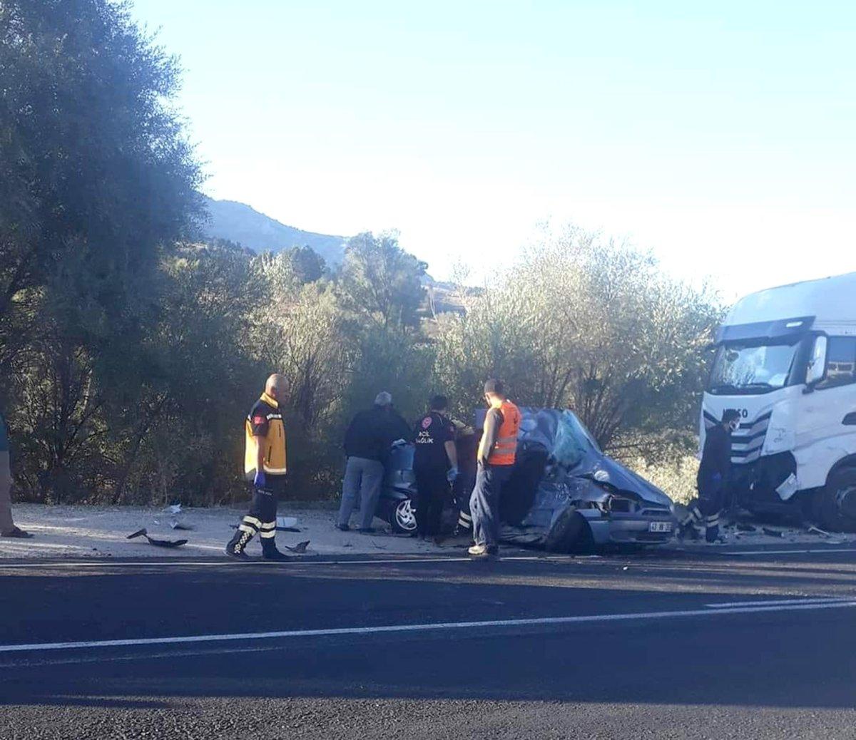 Antalya’da tırla otomobil çarpıştı