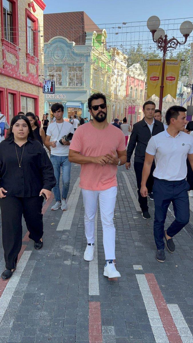 Burak Özçivit, Özbekistan’da balmumu heykeli ile buluştu