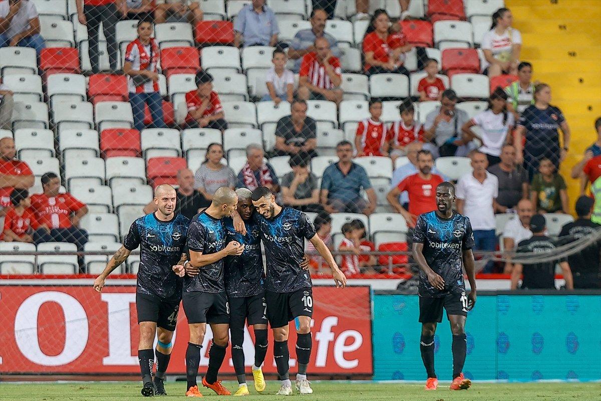 Adana Demirspor, Antalyaspor deplasmanından liderlikle döndü