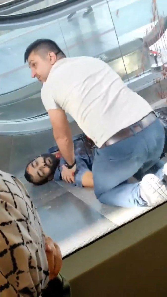 Bursa'da metro istasyonunda bıçaklı saldırı dehşeti