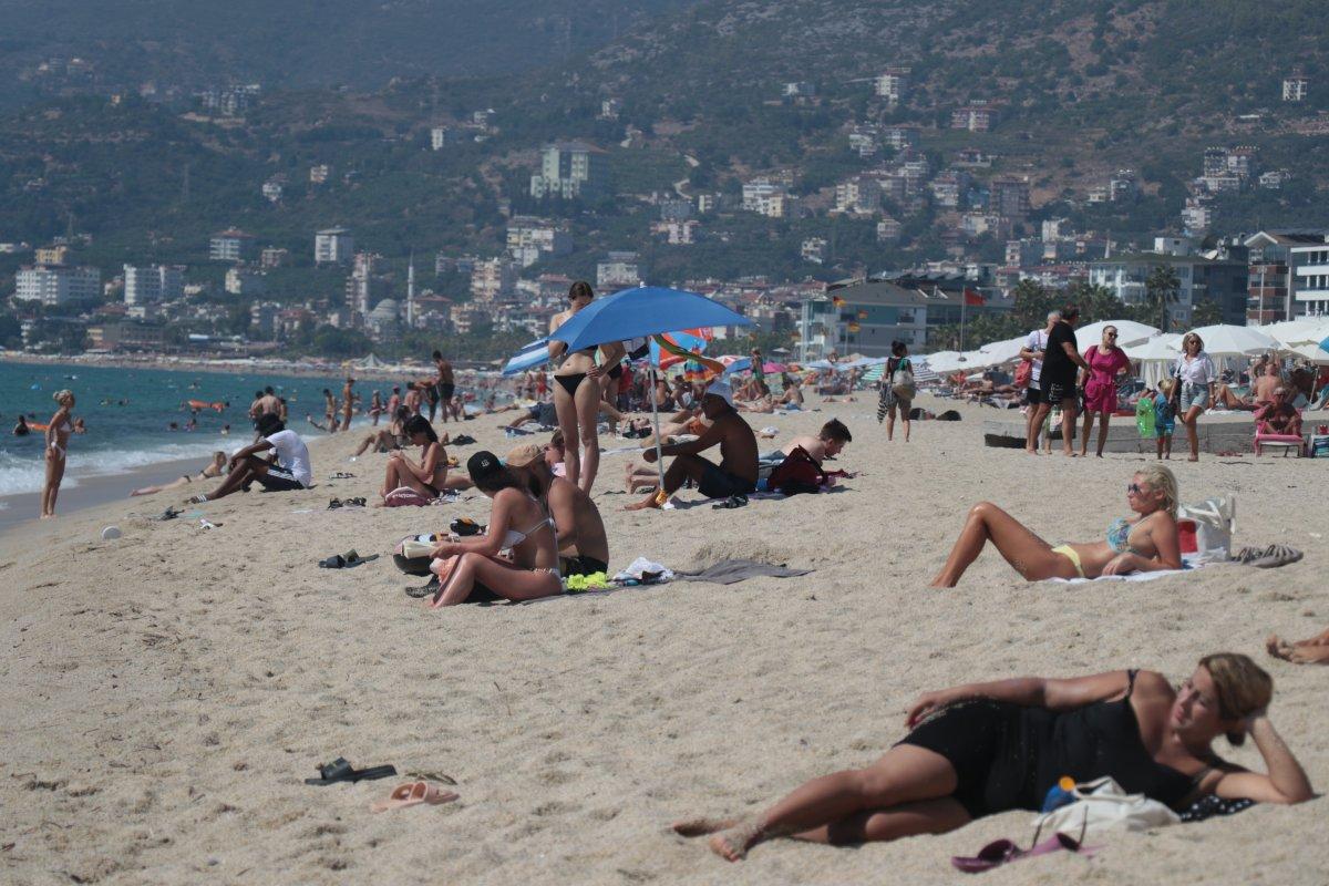 Alanya sahilleri eylül yoğunluğu yaşıyor
