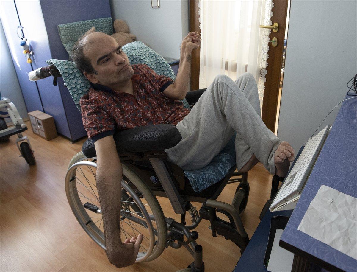 Serebral Palsi hastası, ayak parmakları ile çalışıp liseyi bitirdi