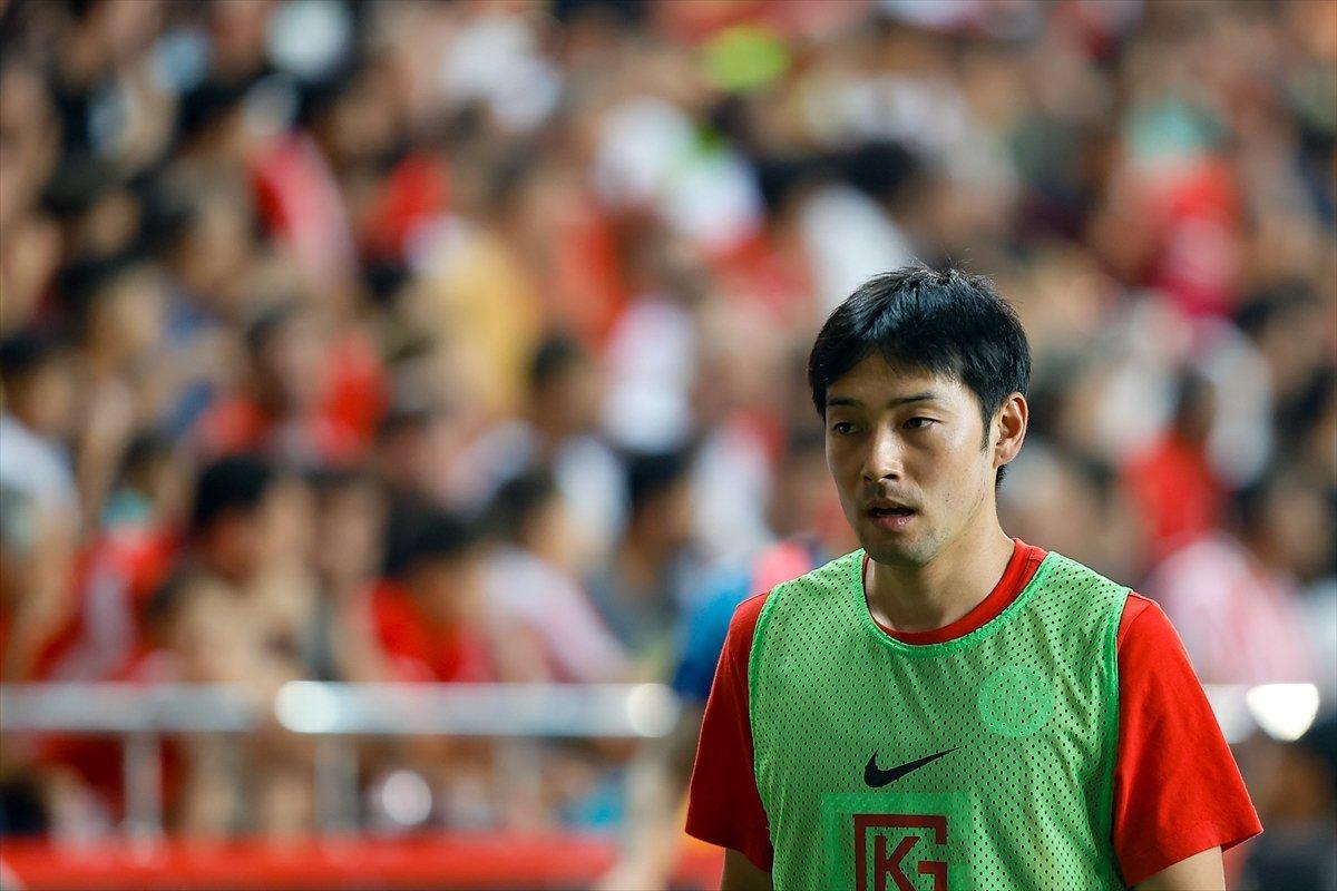 Shoya Nakajima oyuna girdikten iki dakika sonra kırmızı kart gördü