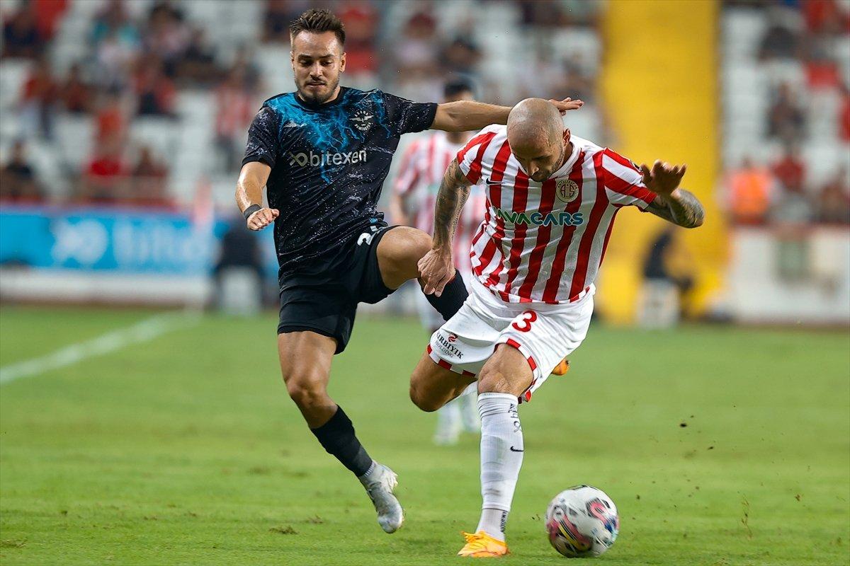 Adana Demirspor, Antalyaspor deplasmanından liderlikle döndü
