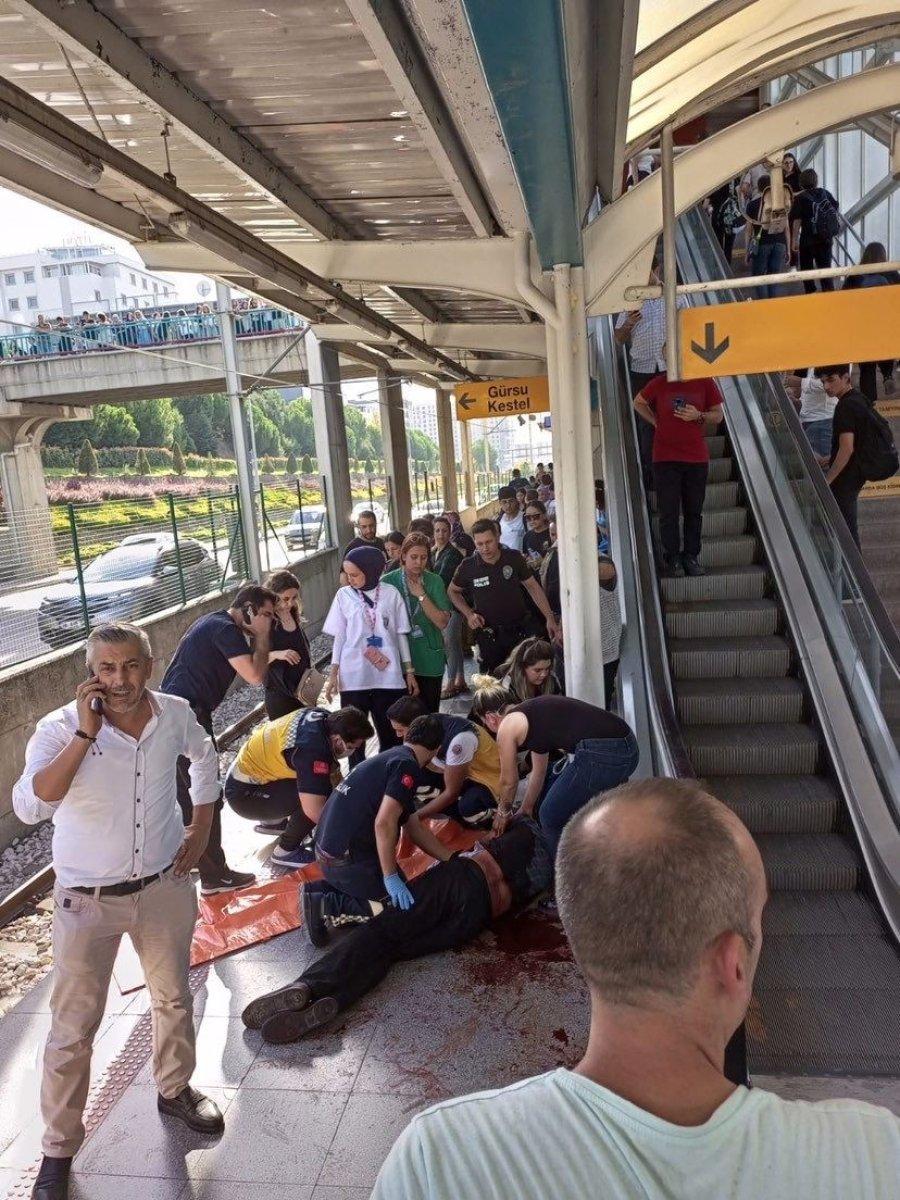 Bursa'da metro istasyonunda bıçaklı saldırı dehşeti