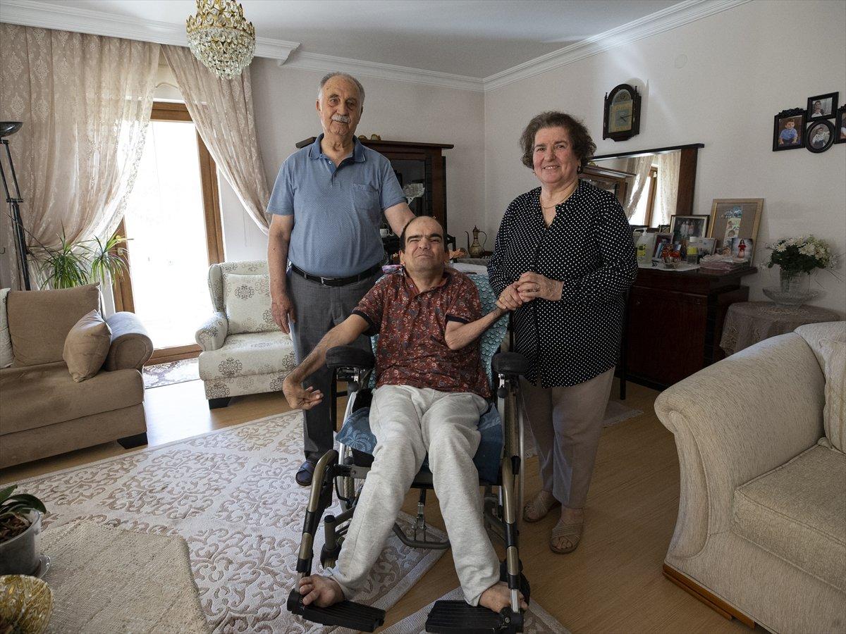 Serebral Palsi hastası, ayak parmakları ile çalışıp liseyi bitirdi