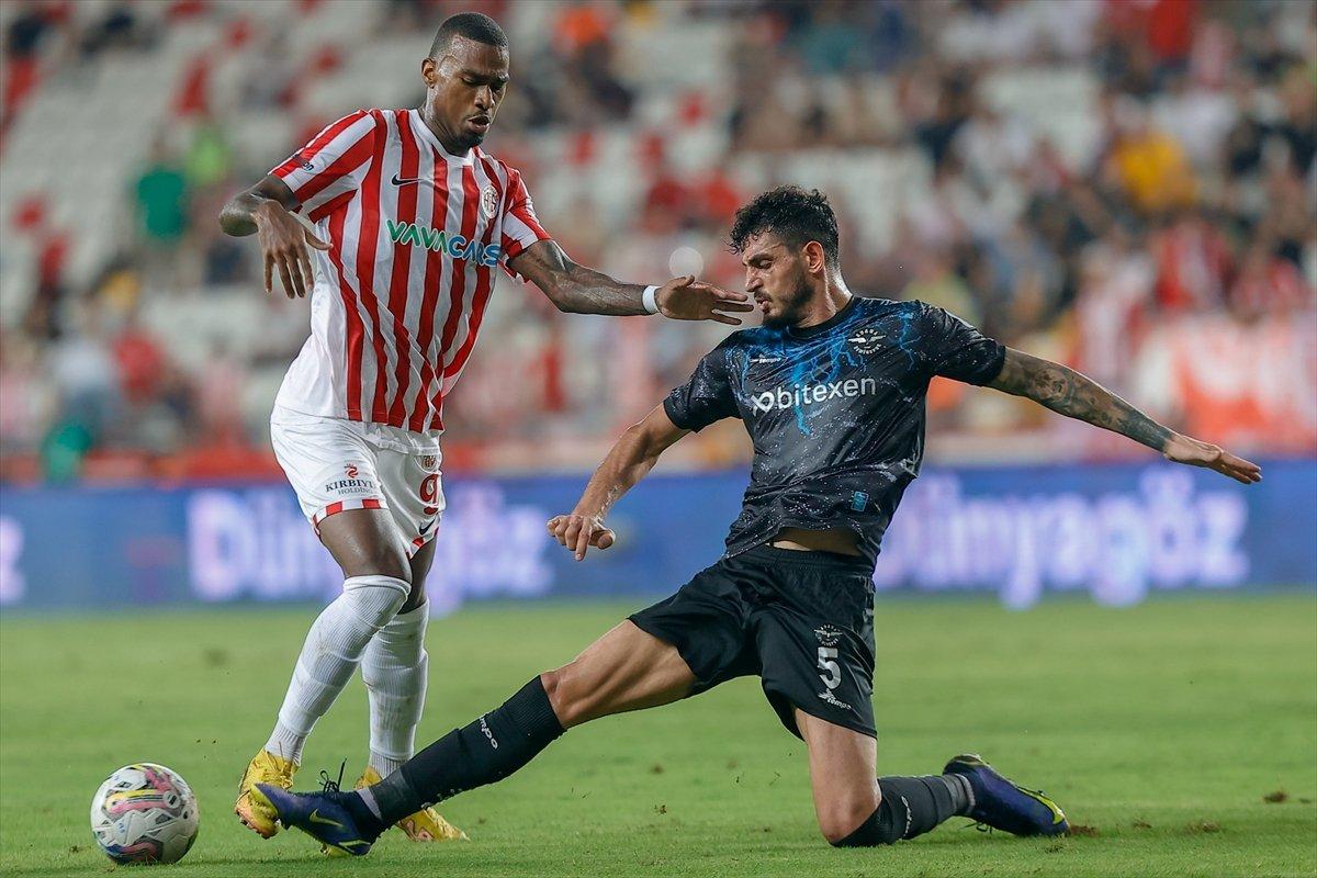 Adana Demirspor, Antalyaspor deplasmanından liderlikle döndü