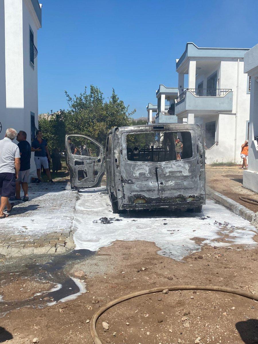 Muğla'da park halindeki kamyonet küle döndü