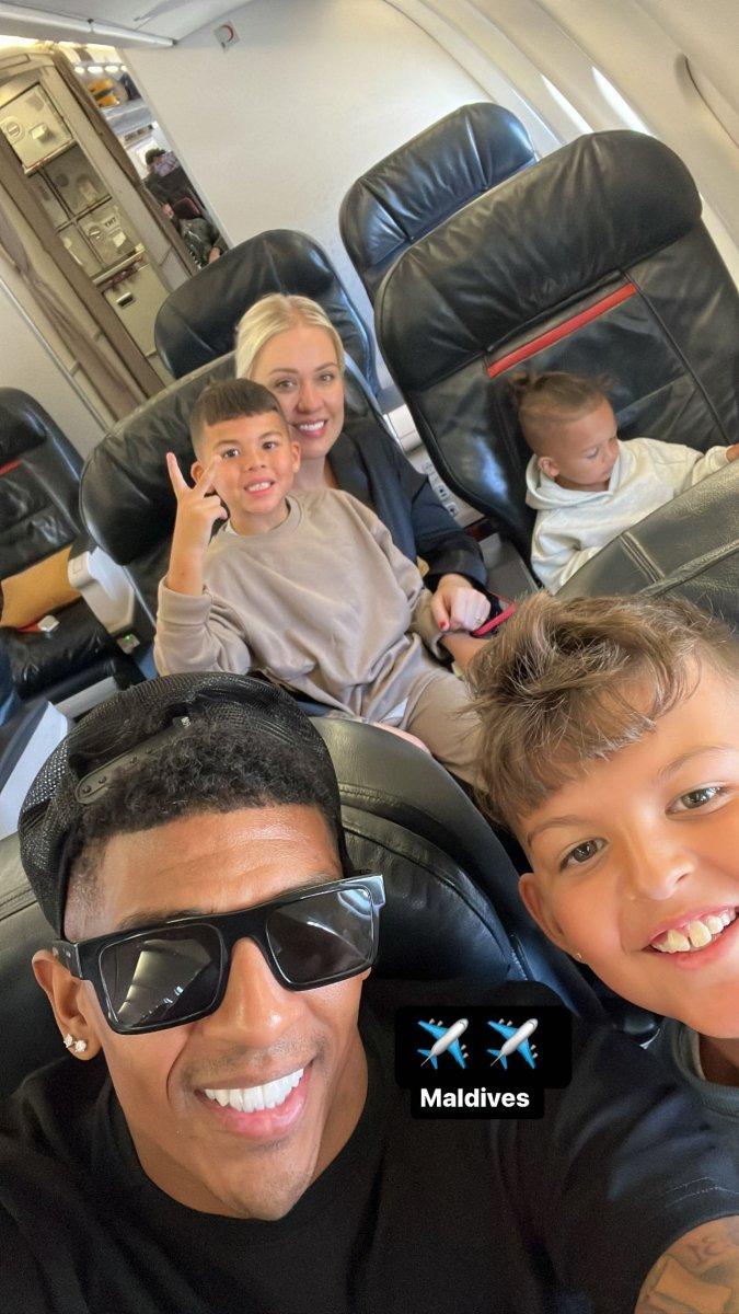 Aanholt, Maldivler'e gitti