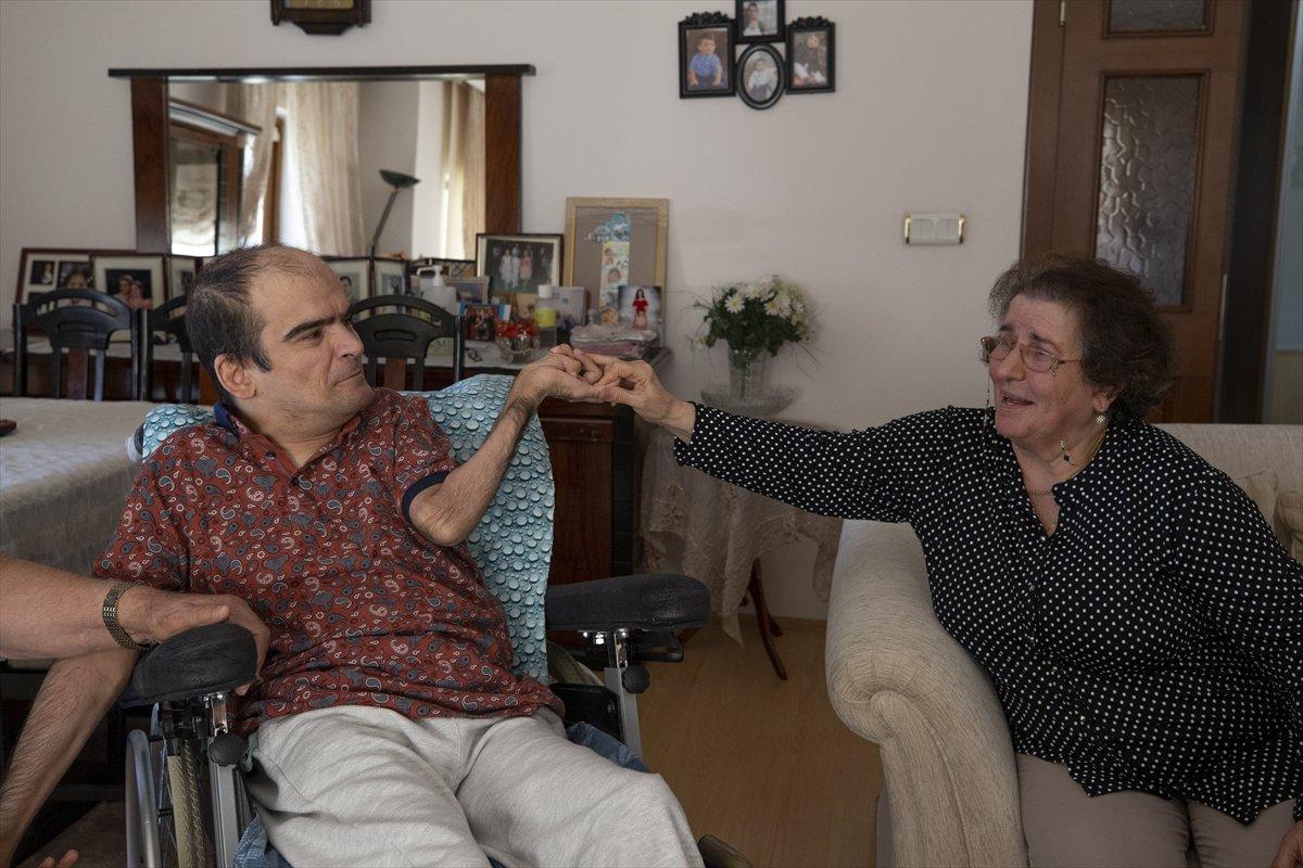 Serebral Palsi hastası, ayak parmakları ile çalışıp liseyi bitirdi