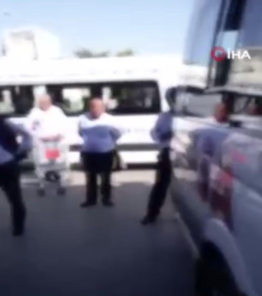 Ankara'da müşteriler, alışveriş miktarı 5 lira eksik diye market servisinden indirildi