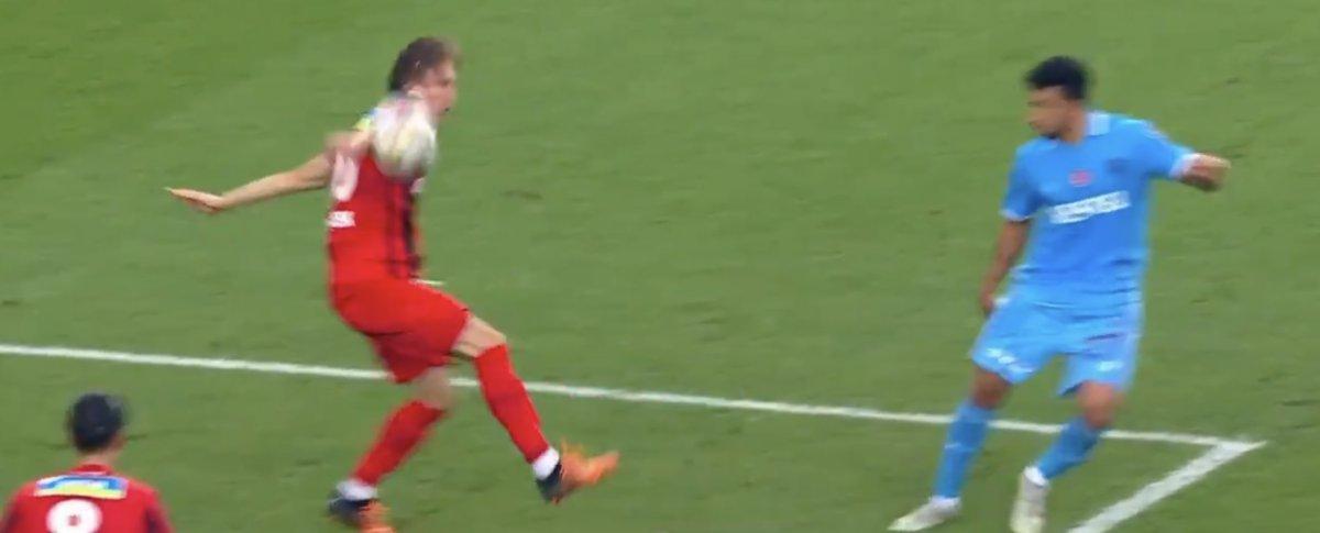 Trabzonspor - Gaziantep FK maçında tartışılan penaltı pozisyonu