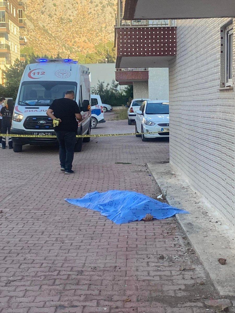 Antalya’da çatıdan balkona atlarken, düşüp öldü