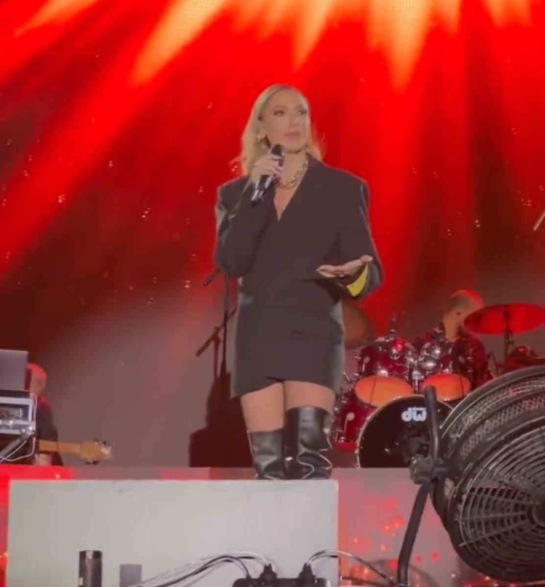 Hadise, sahnede yüzük fırlattı