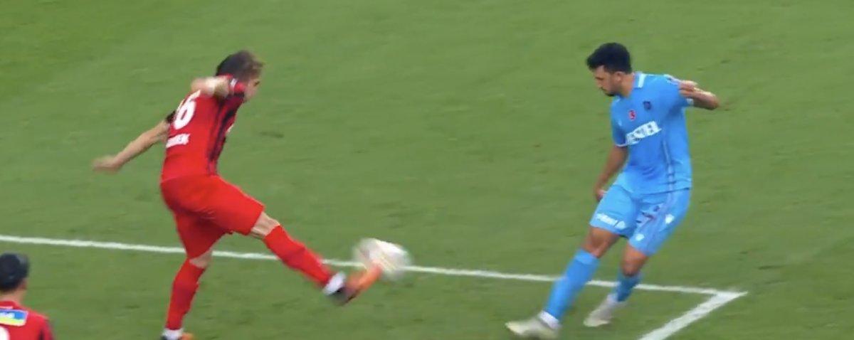 Trabzonspor - Gaziantep FK maçında tartışılan penaltı pozisyonu