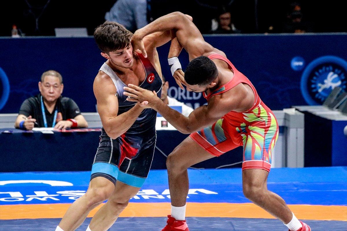 Elindeki çatlağa rağmen güreşen Yunus Emre Başar, dünya üçüncüsü oldu