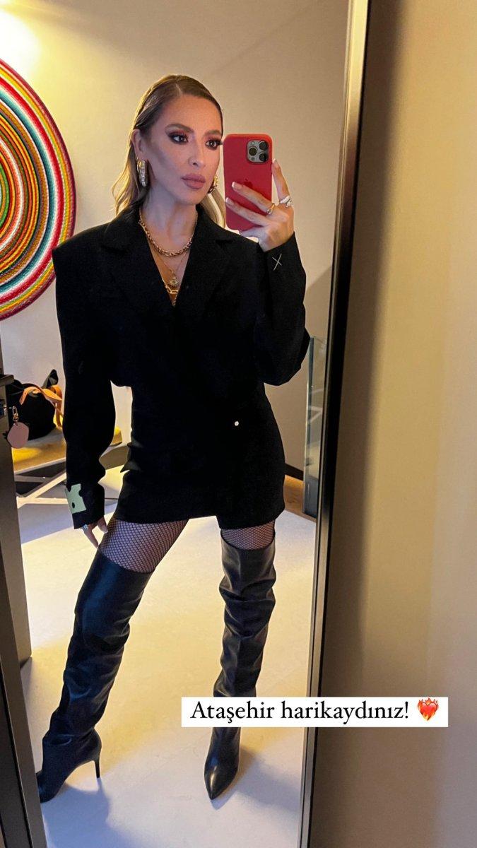 Hadise, sahnede yüzük fırlattı