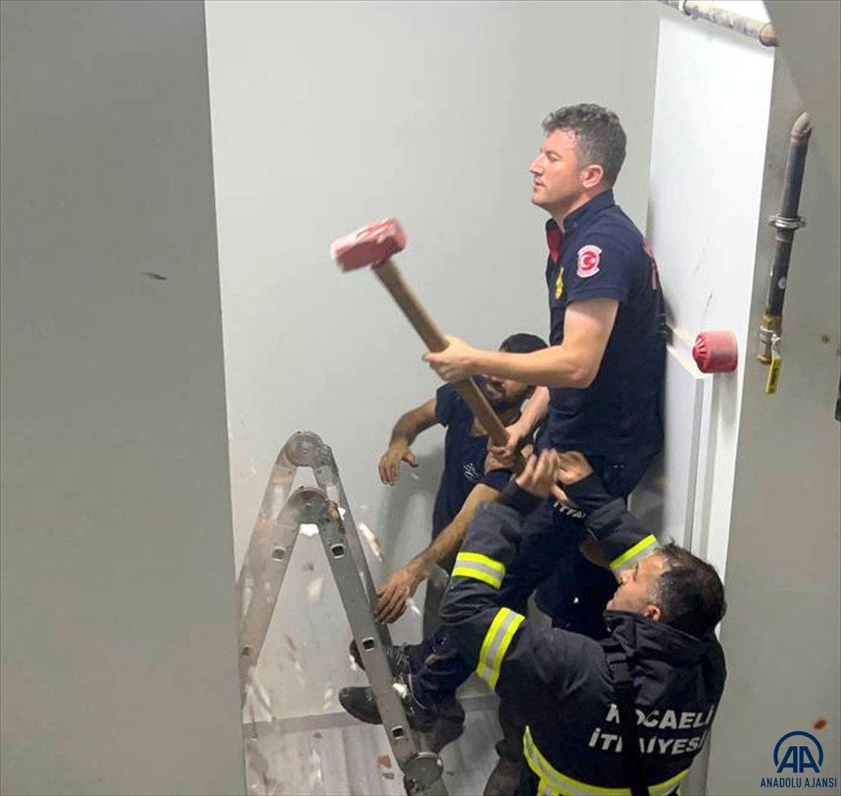 Kocaeli'de asansörde mahsur kalan 9 kişi kurtarıldı