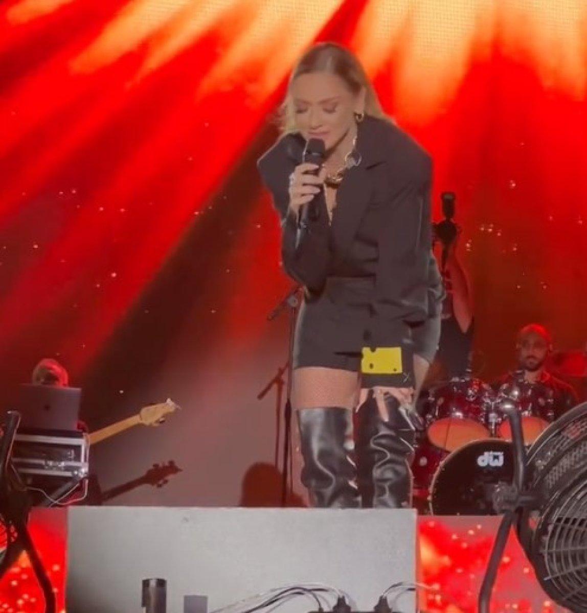 Hadise, sahnede yüzük fırlattı