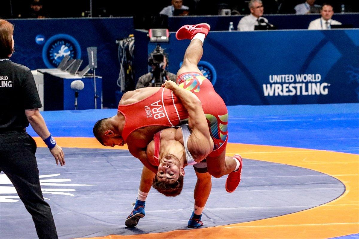 Elindeki çatlağa rağmen güreşen Yunus Emre Başar, dünya üçüncüsü oldu