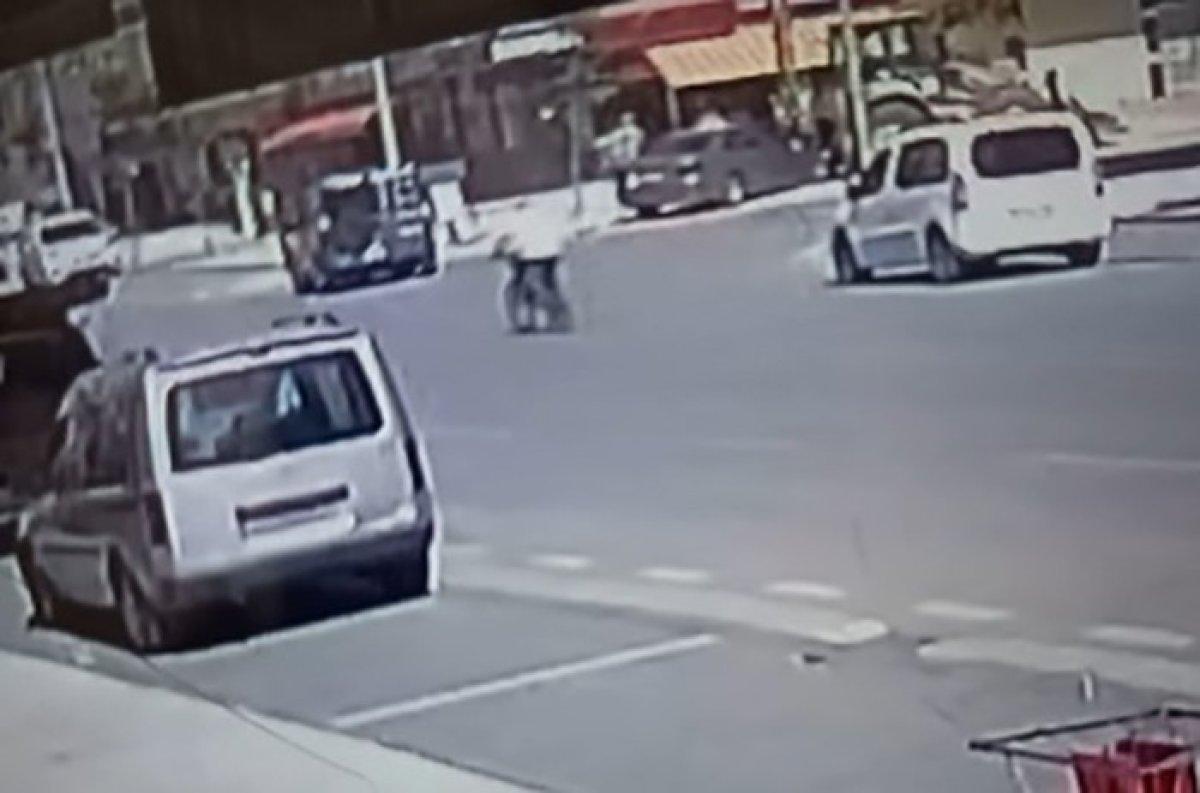 Konya’da savrulan araç kaldırımda çalışan işçilere çarptı