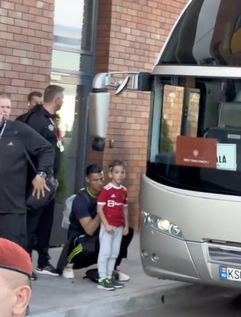 Cristiano Ronaldo, minik taraftarın isteğini kırmadı