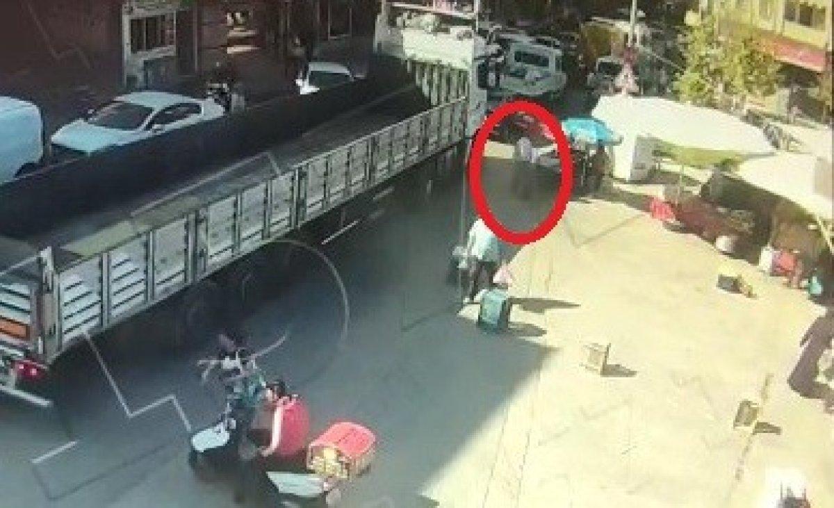 Bursa'da yolun karşısına geçmek isteyen seyyar satıcı tırın altında kaldı